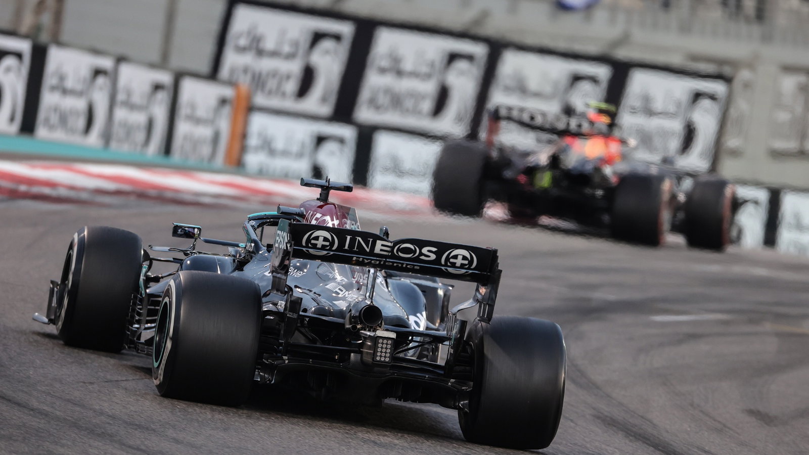 Lewis Hamilton (GBR), Mercedes AMG F1 and Sergio Perez (MEX), Red Bull Racing 