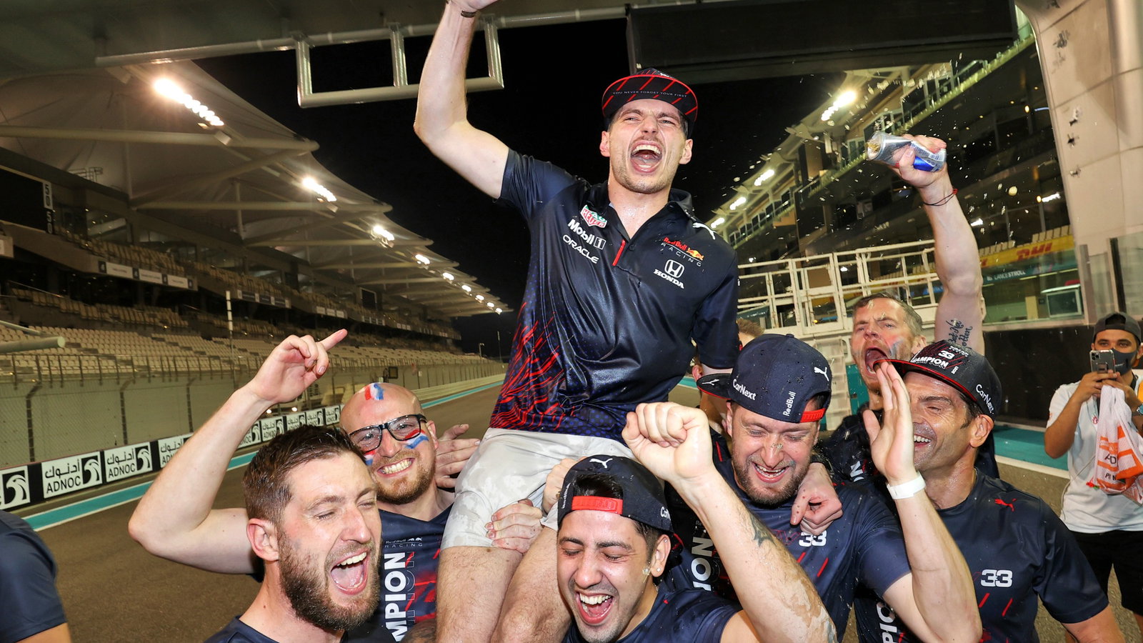 Race winner and World Champion Max Verstappen (NLD) Red Bull Racing celebrates with the team.