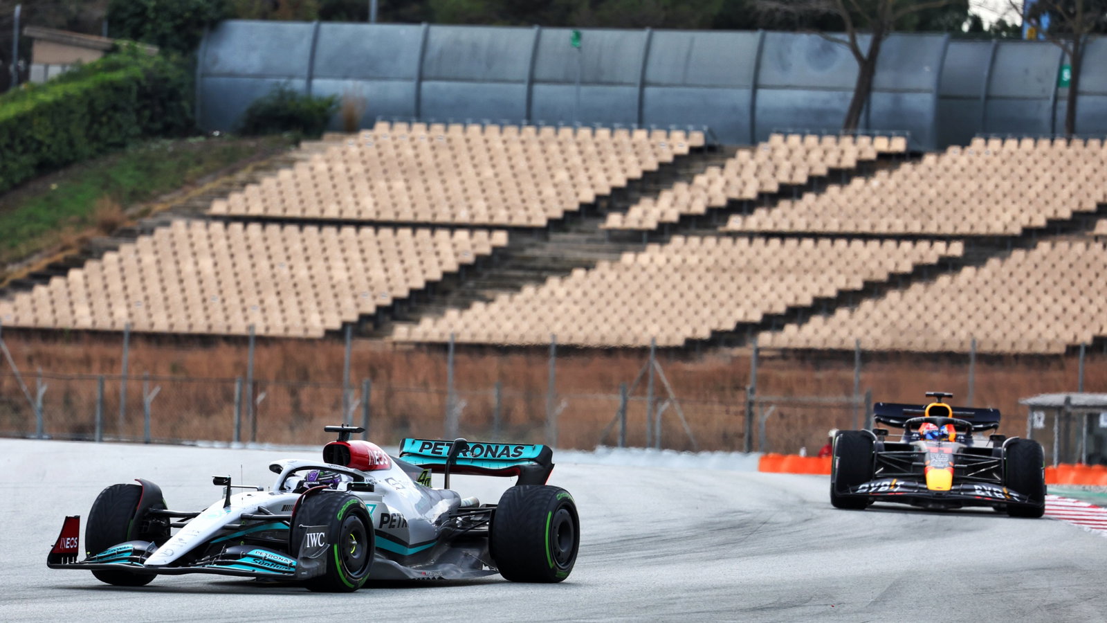Lewis Hamilton (GBR) Mercedes AMG F1 W13 leads Sergio Perez (MEX) Red Bull Racing RB18.