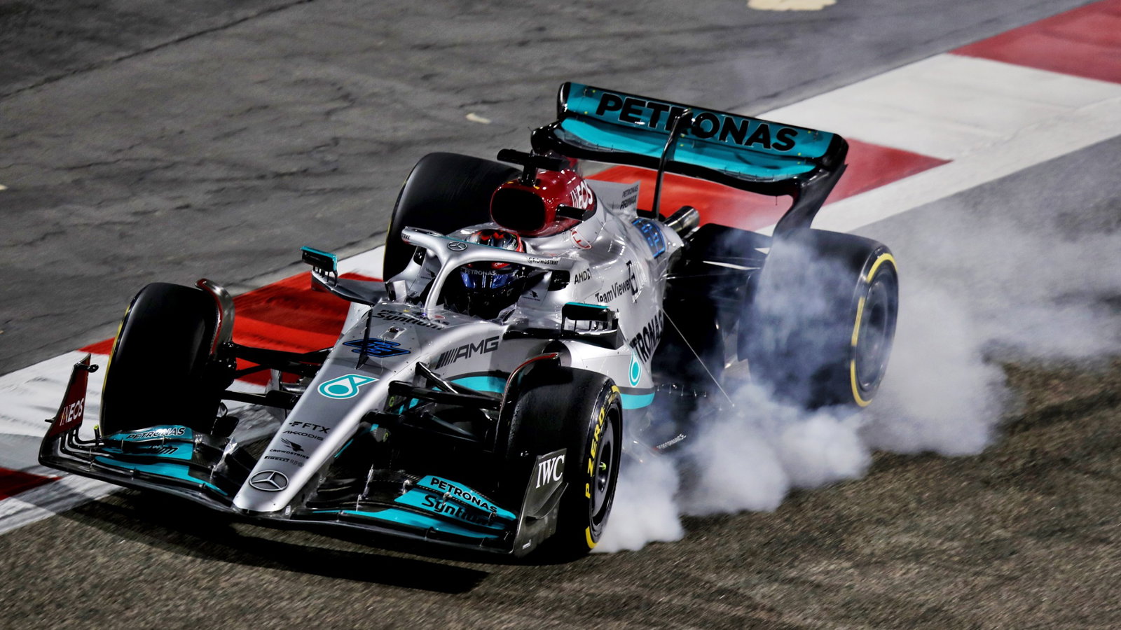 George Russell (GBR) Mercedes AMG F1 W13 locks up under braking.