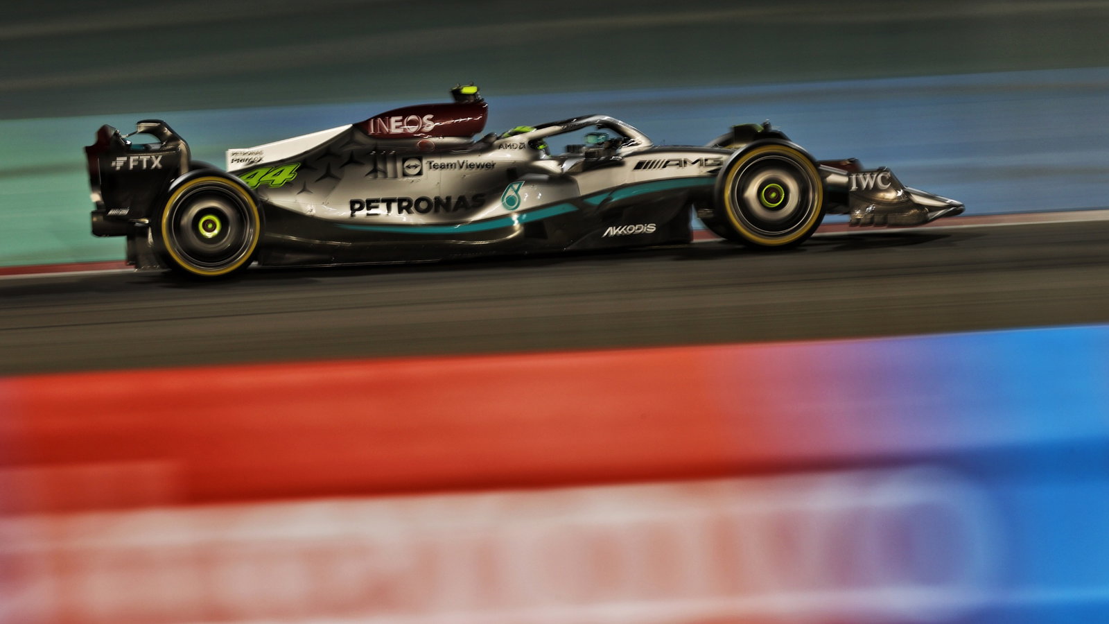 Lewis Hamilton (GBR) Mercedes AMG F1 W13.