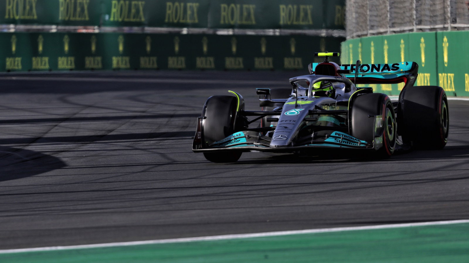 Lewis Hamilton (GBR) Mercedes AMG F1 W13.