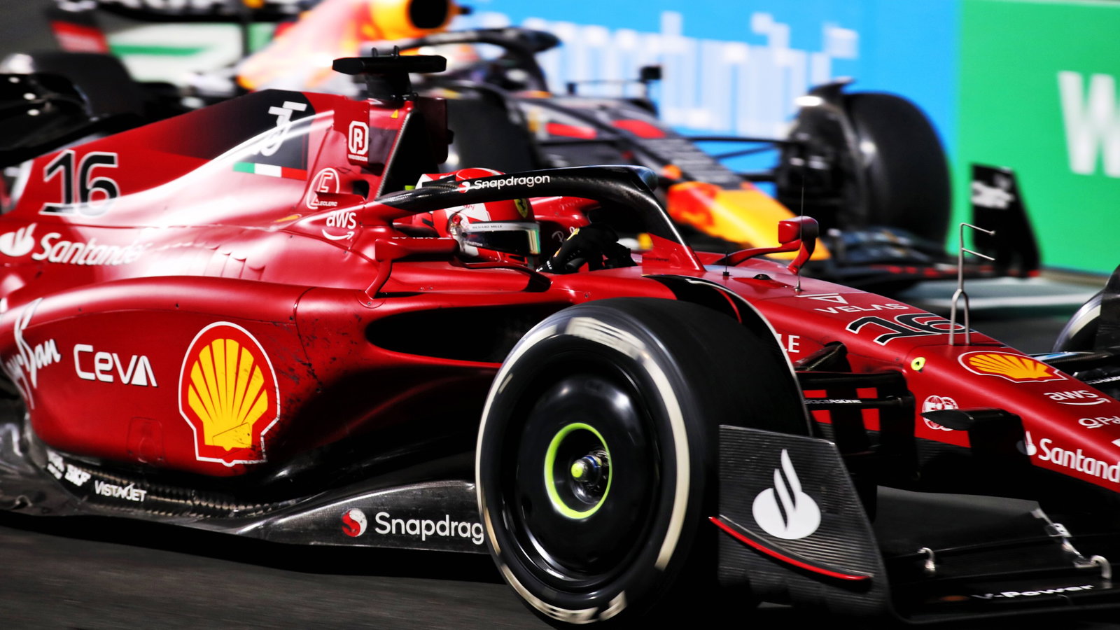 Charles Leclerc (MON) Ferrari F1-75 and Max Verstappen (NLD) Red Bull Racing RB18 battle for the lead of the race.