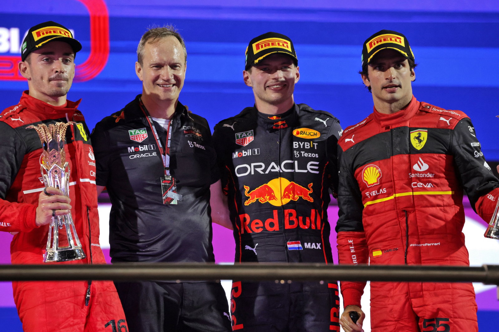Podium (L ke Kanan): Charles Leclerc (MON) Ferrari, kedua; Paul Monaghan (GBR) Red Bull Racing Chief Engineer; Max Verstappen (NLD) Red Bull Racing, pemenang balapan; Carlos Sainz Jr (ESP) Ferrari, ketiga.