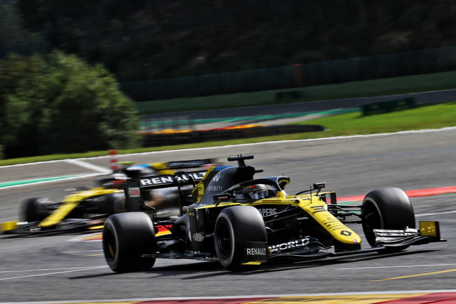 Lewis Hamilton melaju untuk meraih kemenangan GP F1 Belgia di depan Valtteri Bottas