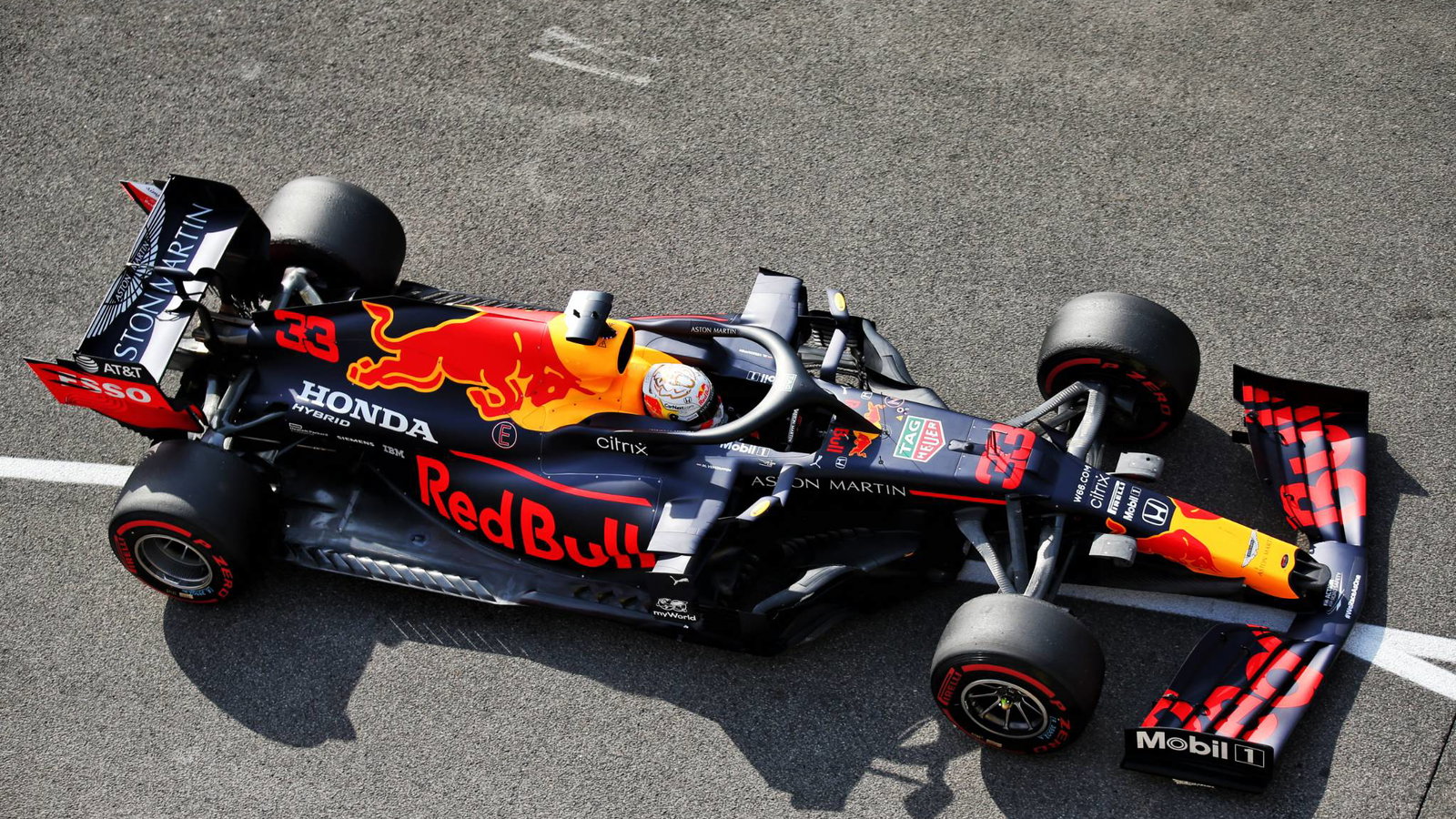 Max Verstappen (NLD) Red Bull Racing RB16.