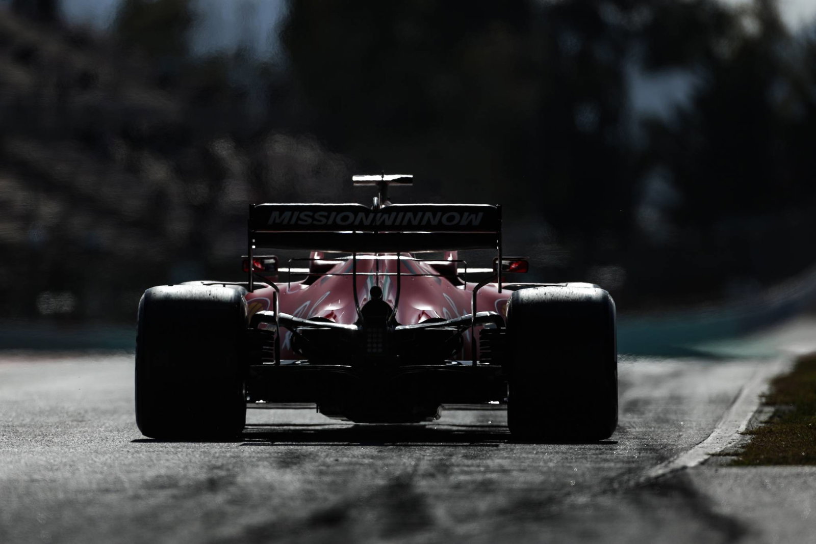 Vettel teases Ferrari’s pace as Hamilton breaks down in F1 testing