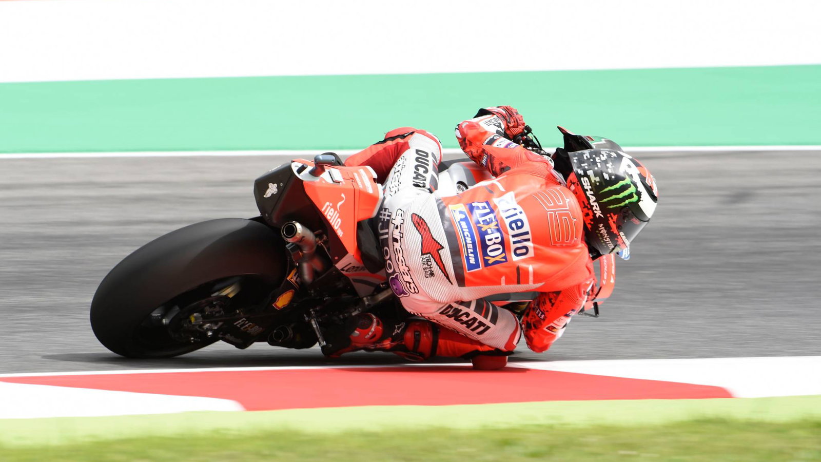 MotoGP Mugello: Tunggangan merek dagang Lorenzo memberikan kemenangan pertama di Ducati