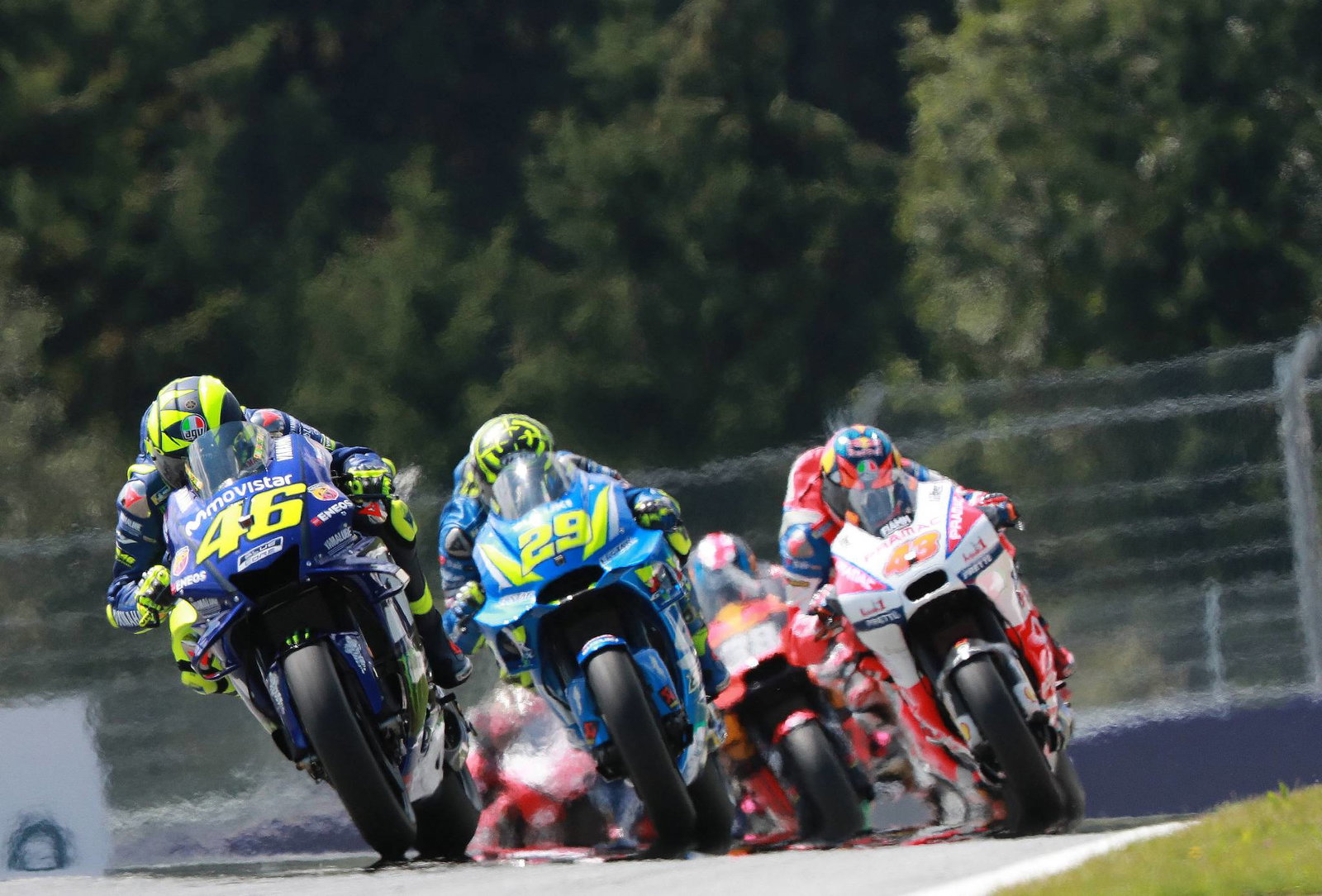Lorenzo mengalahkan Marquez dalam duel Austria