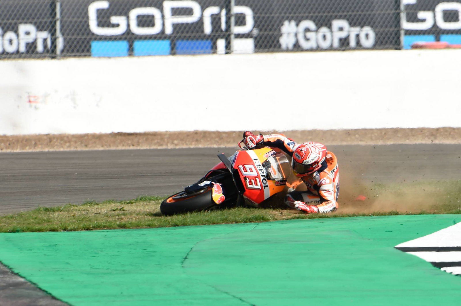 Dovizioso edges out Crutchlow at Silverstone
