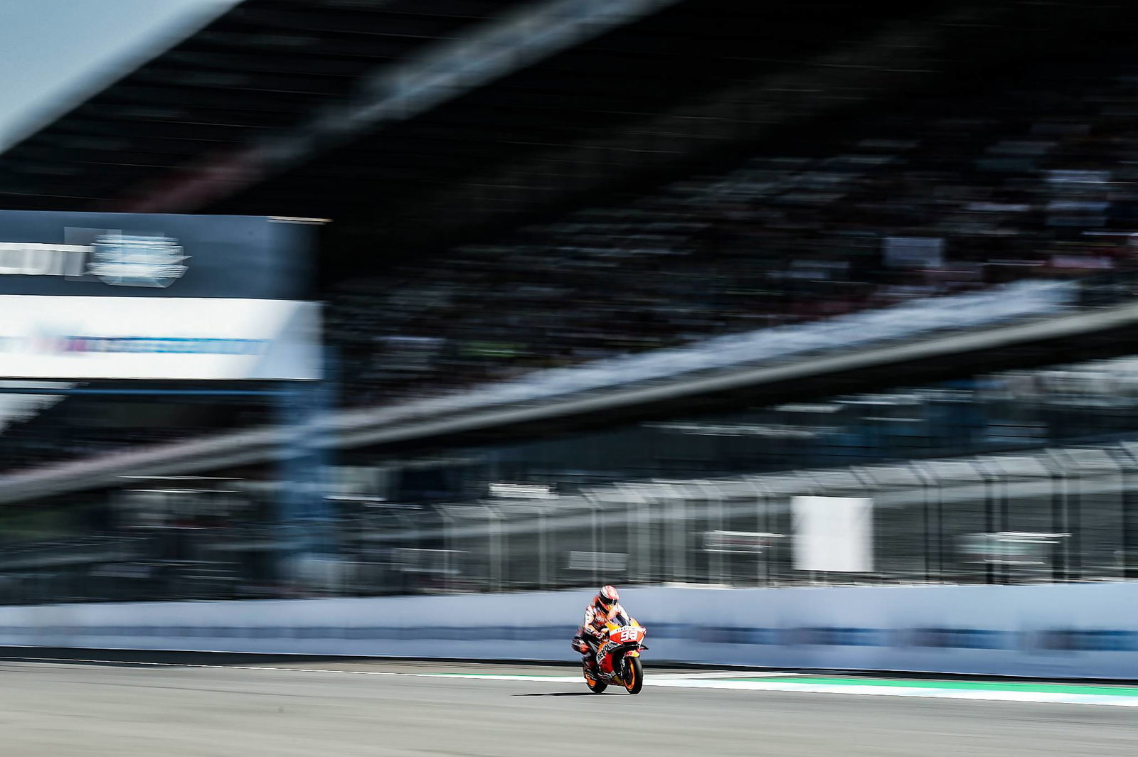 Marquez mengalahkan Rossi untuk merebut pole Thailand