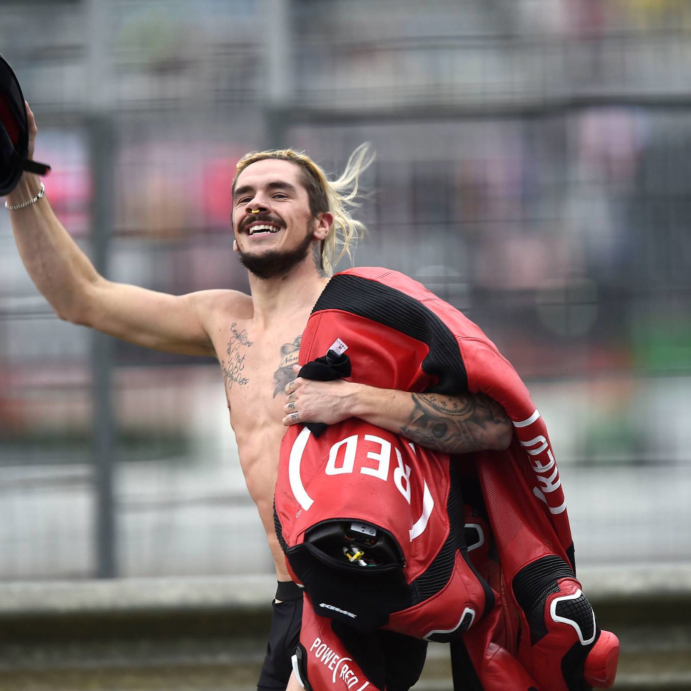 Redding rides ex-Kevin Schwantz 500cc Suzuki!