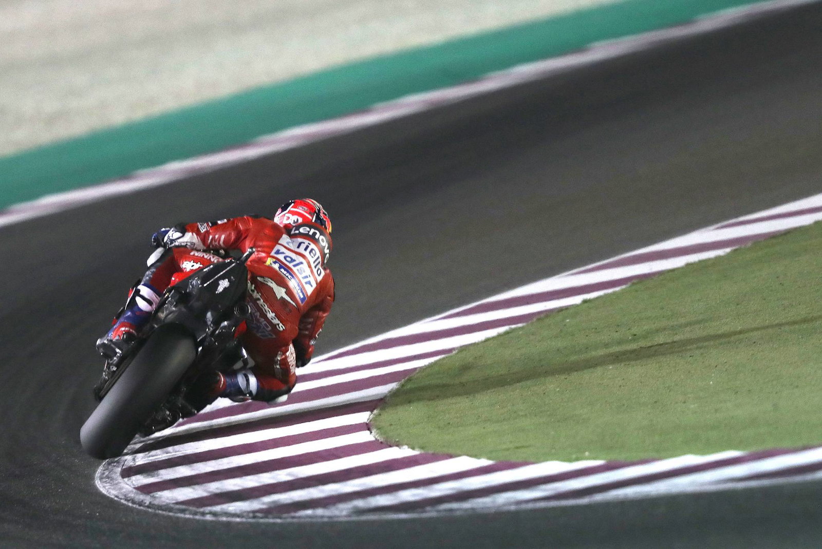 Dovizioso mengalahkan Marquez di putaran terakhir MotoGP Qatar yang menegangkan