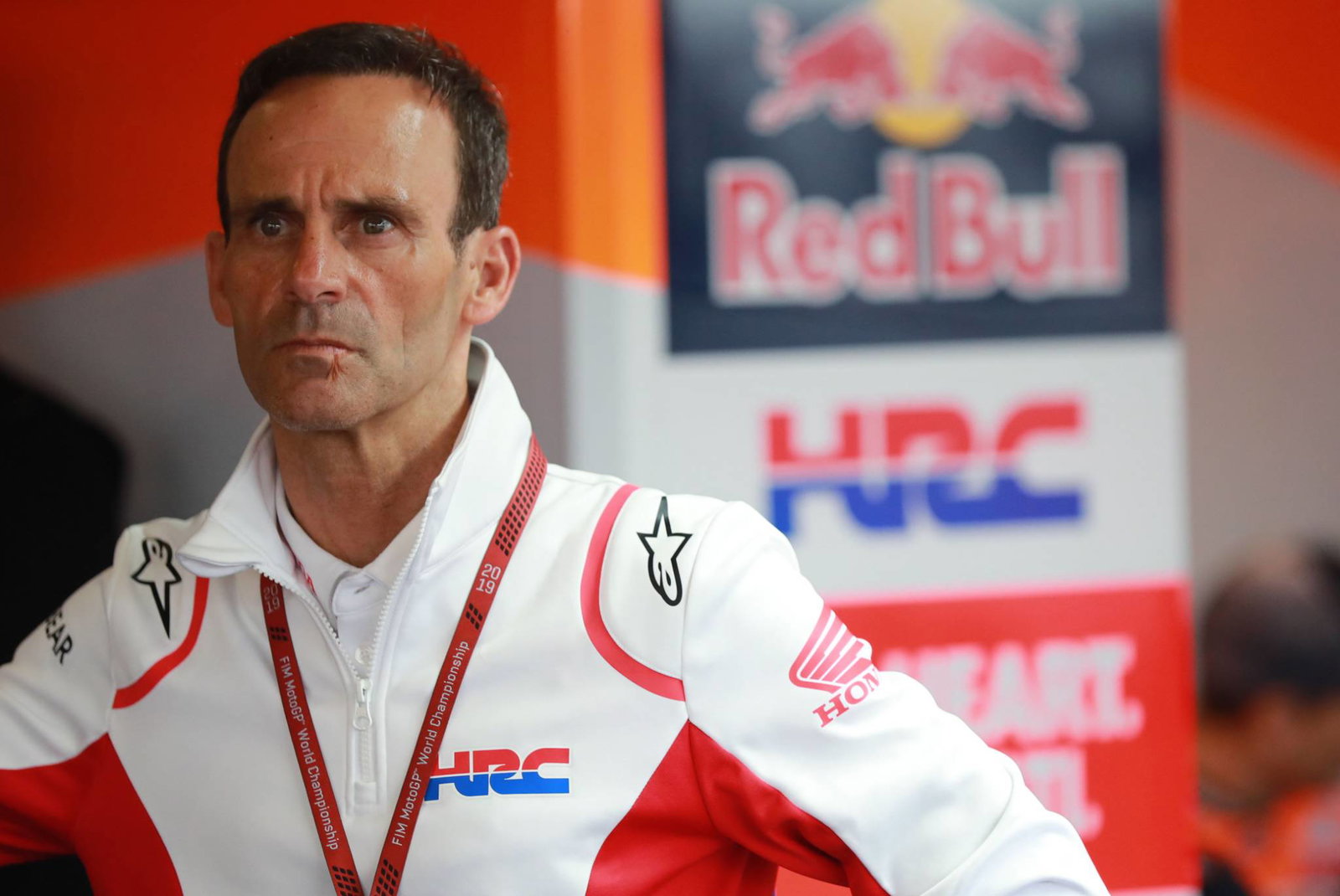 Austin: Lorenzo: Itu bukan rantai…