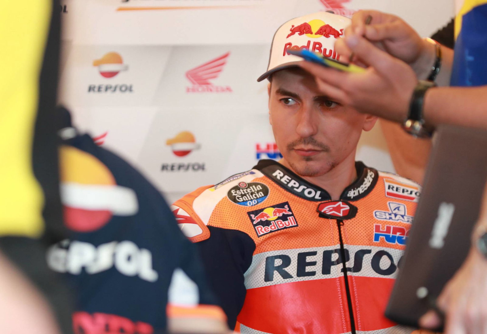 Puig: Marquez mengalami kecelakaan saat balapan, masalah Lorenzo tidak jelas