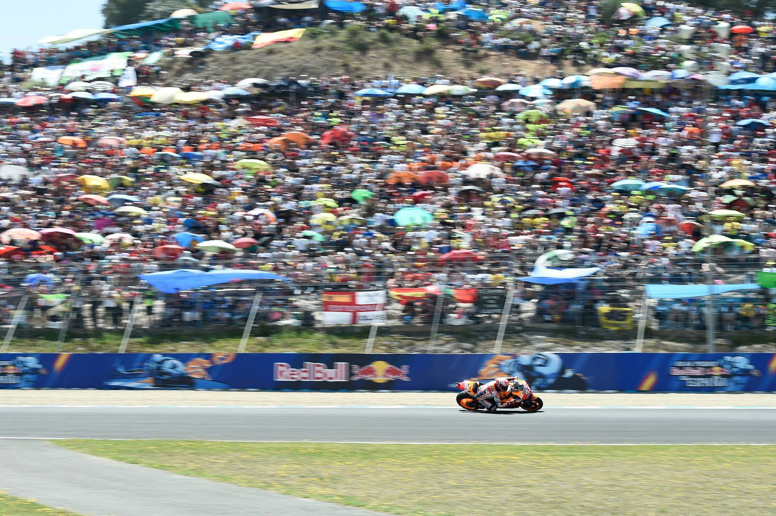 Masker di Misano saat tes MotoGP dimulai