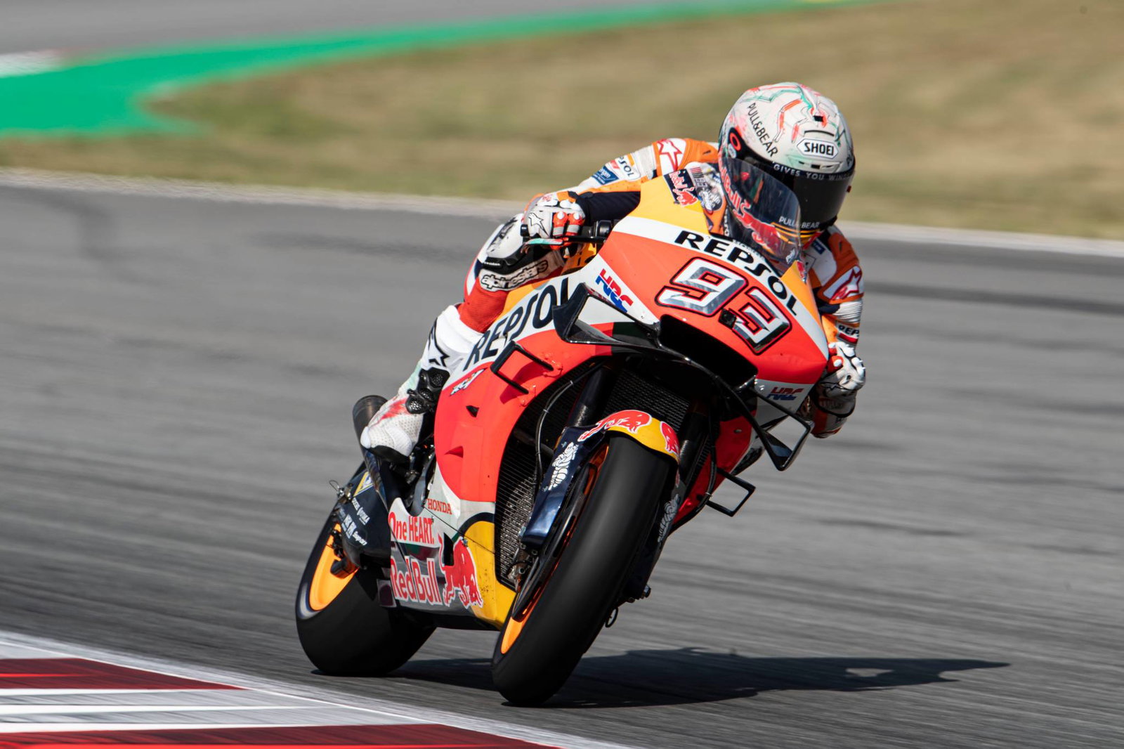 Marquez memenangkan MotoGP Catalunya setelah Lorenzo mengalahkan Dovi, Yamahas