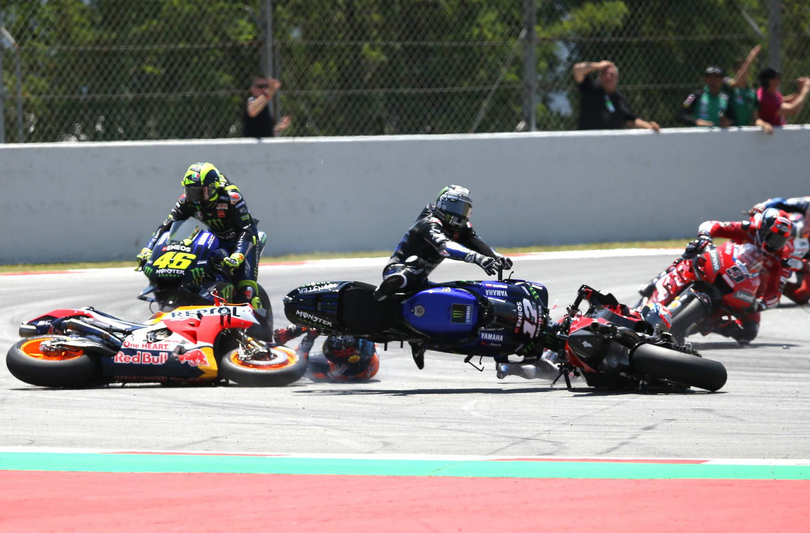 Petrucci bertahan dari sapuan karet dengan Rins untuk naik podium