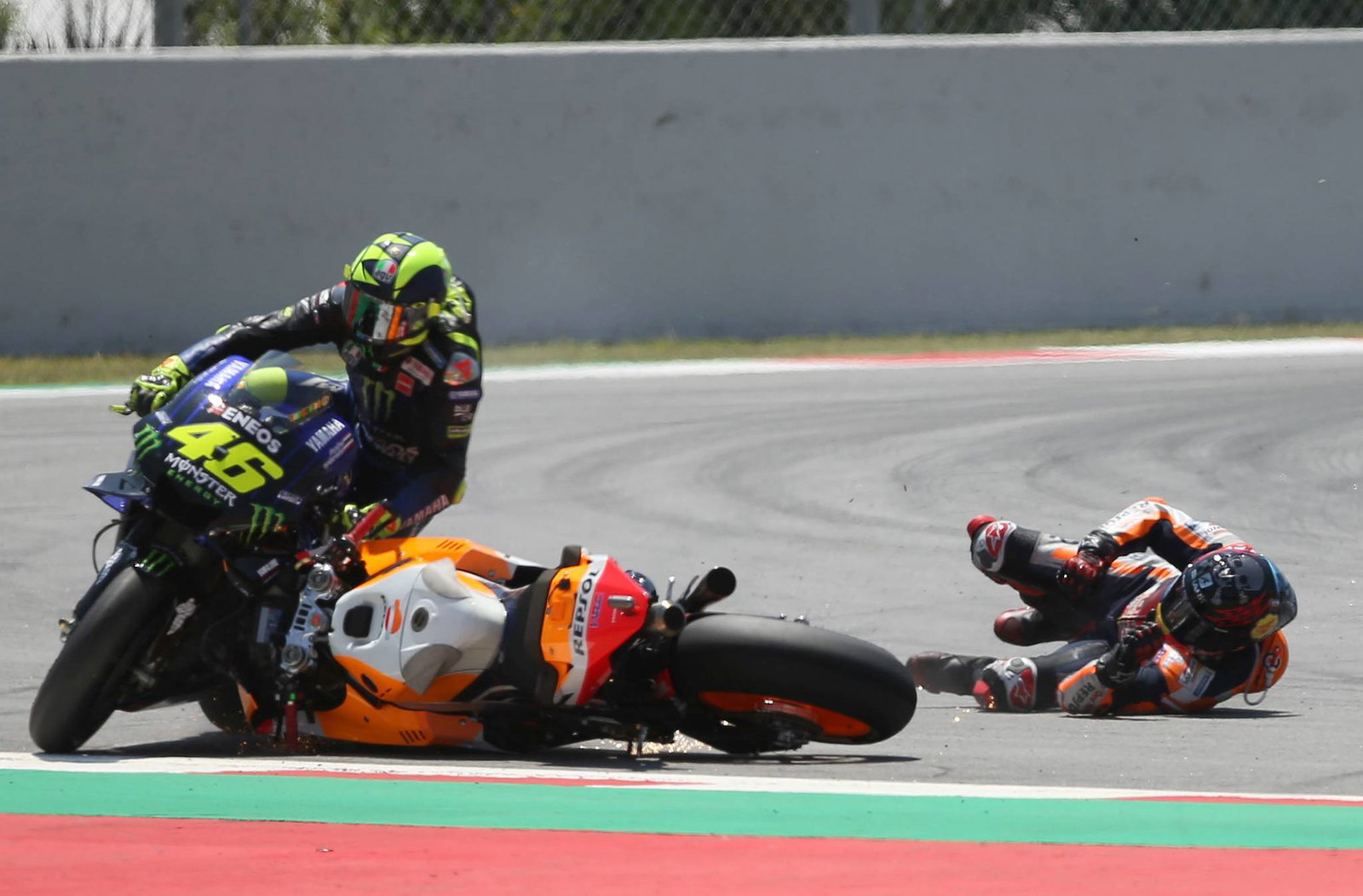 Smith dihukum karena kecelakaan yang melukai rekan setimnya, Espargaro