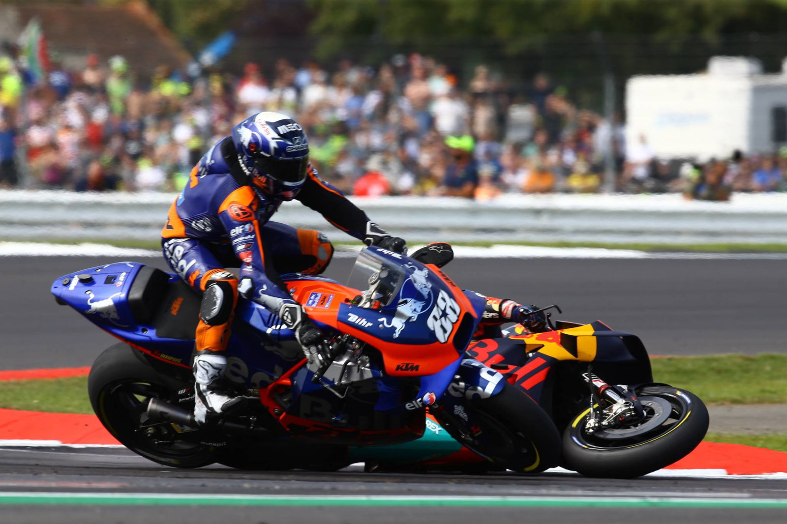 Dovizioso dibawa ke rumah sakit untuk pemeriksaan pasca kecelakaan MotoGP Inggris