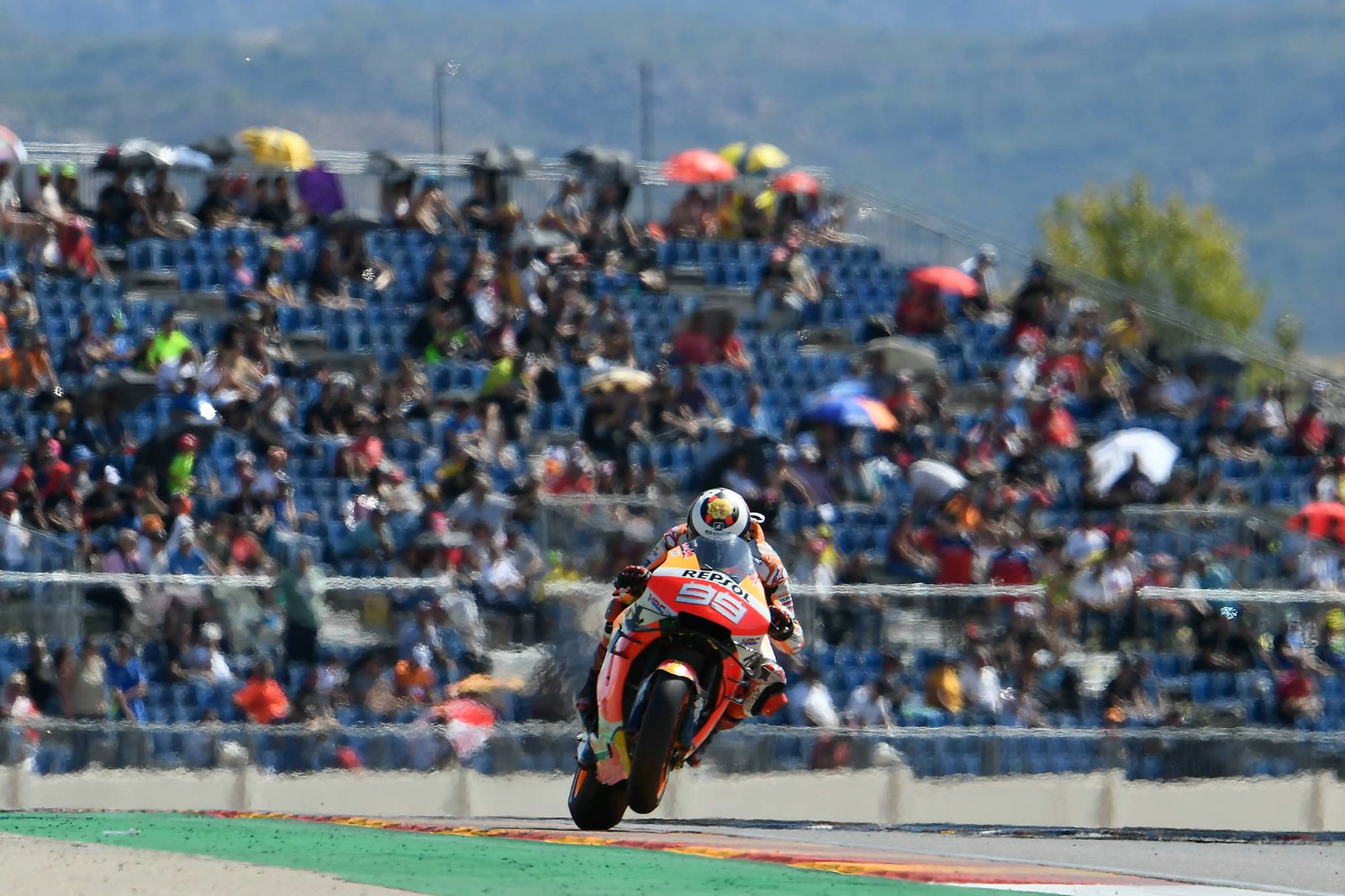 Rossi 'sedikit terlalu banyak di batas' untuk keenam