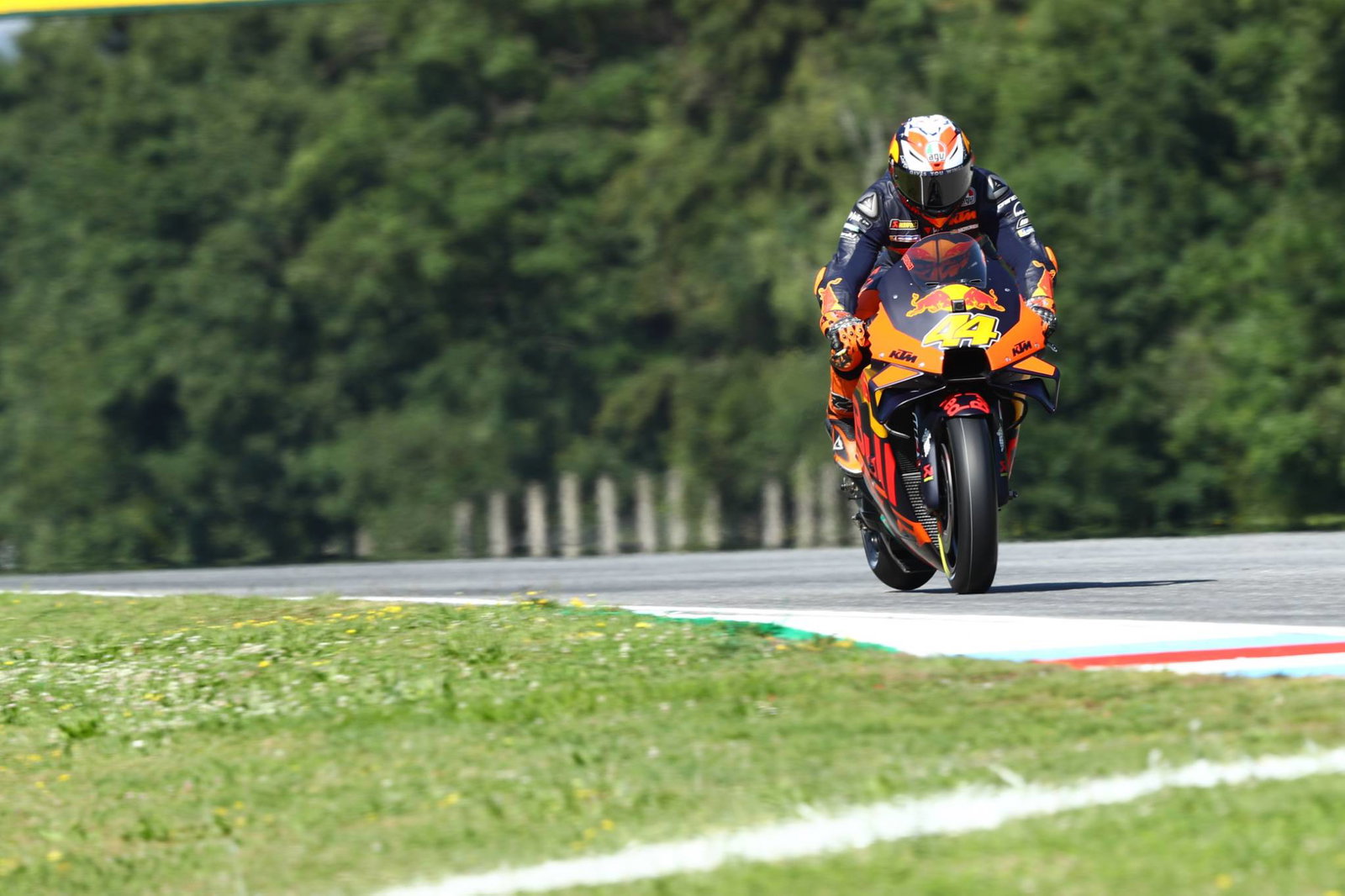 Brno MotoGP: Binder badai menuju kemenangan MotoGP perdananya yang spektakuler untuk KTM