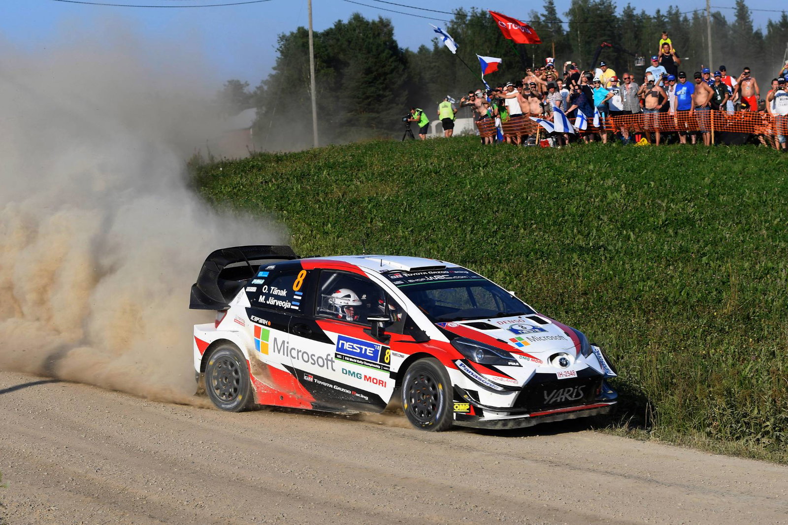 Tanak menahan Ostberg setelah SS5 di Reli Finlandia