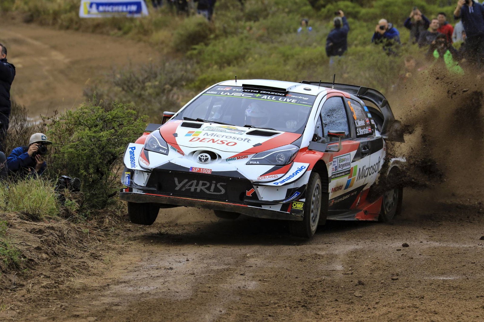 Evans menderita pukulan ban tahap akhir untuk membawa kemenangan Neuville Tour de Corse