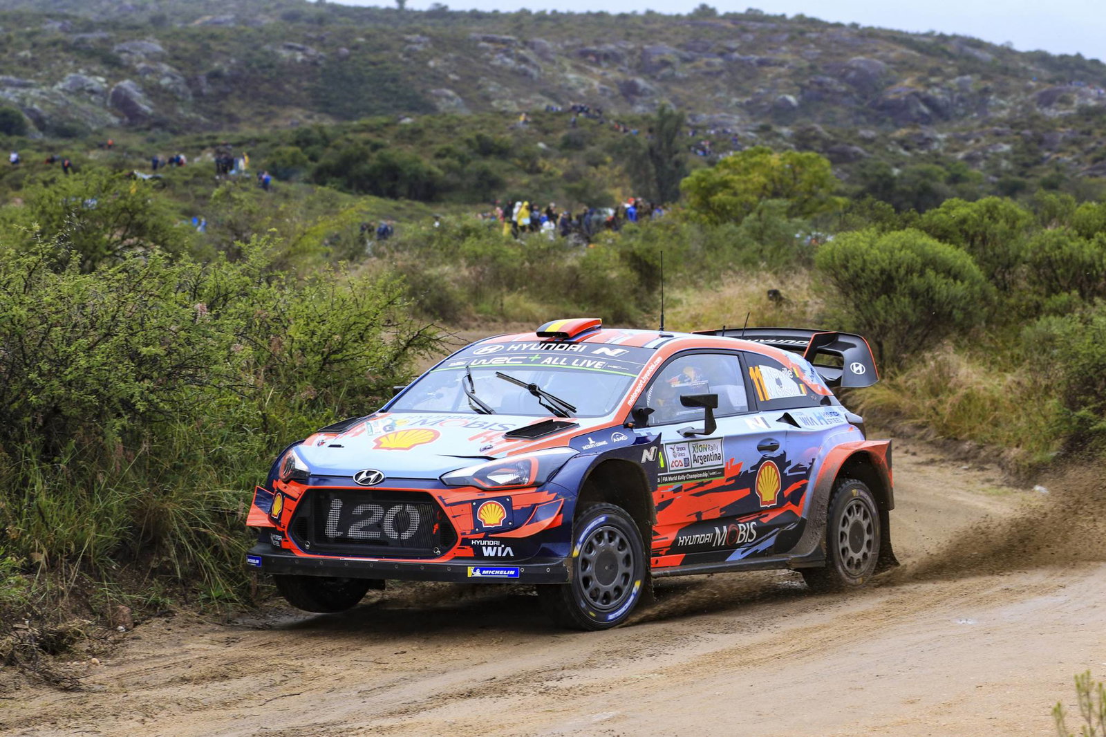Neuville bergerak jelas saat Tanak keluar