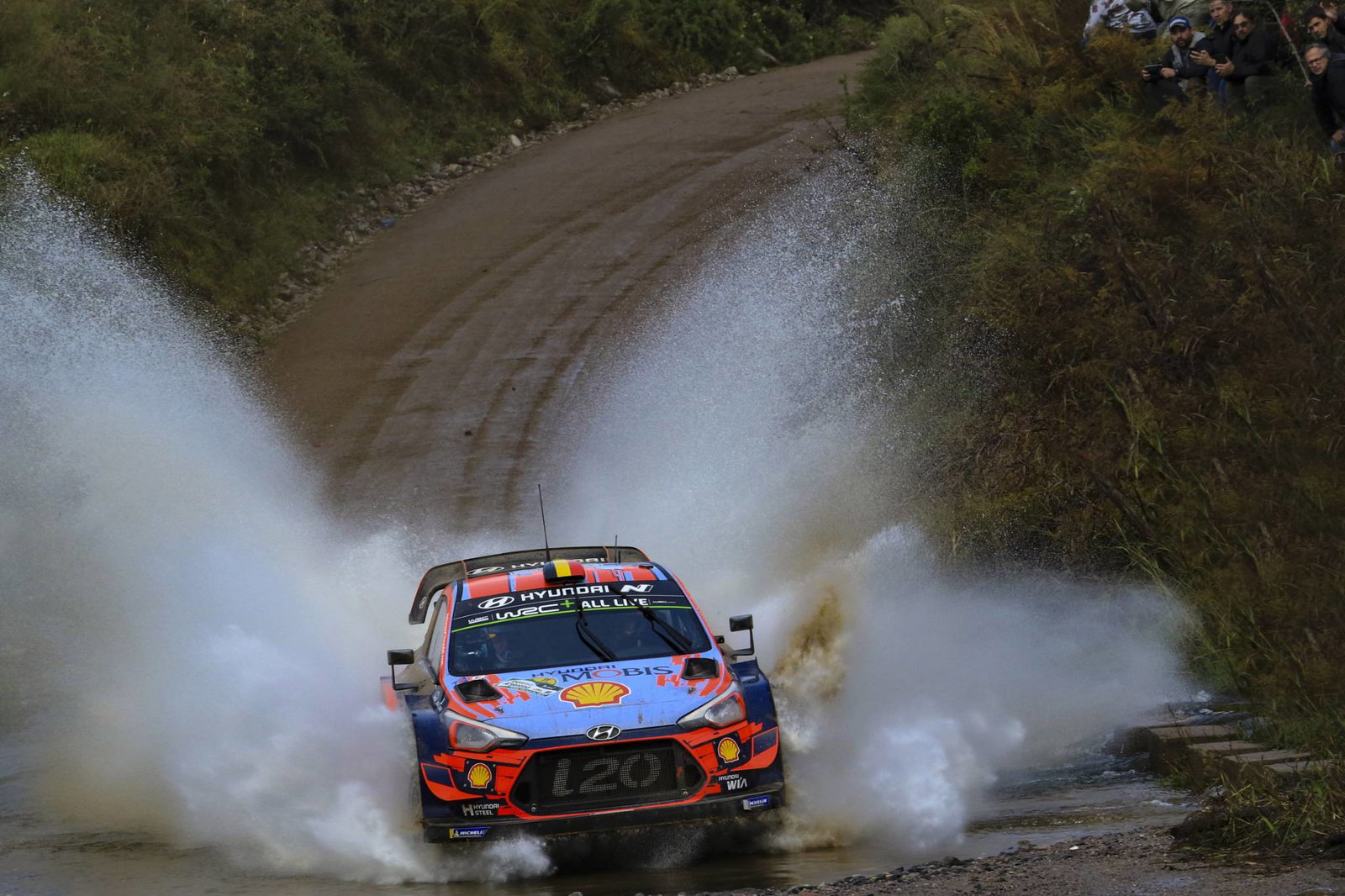 Neuville bergerak jelas saat Tanak keluar