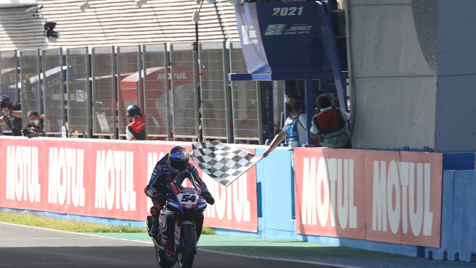 Toprak Razgatlioglu takes the flag Jerez WorldSBK race1, 26 September 2021