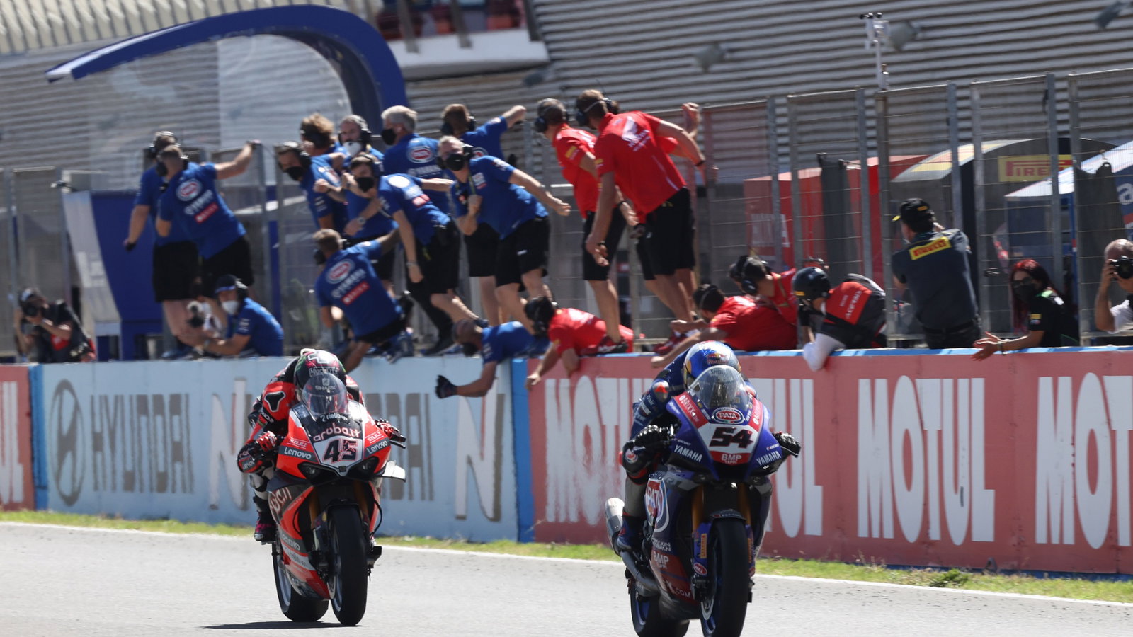 Toprack Razgatlioglu and Scott Redding, Jerez WorldSBK race2, 26 September 2021