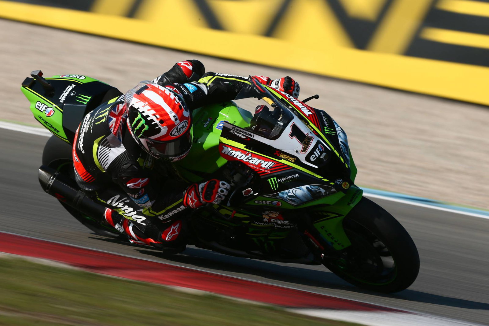 Rea menyerbu ke posisi terdepan Imola