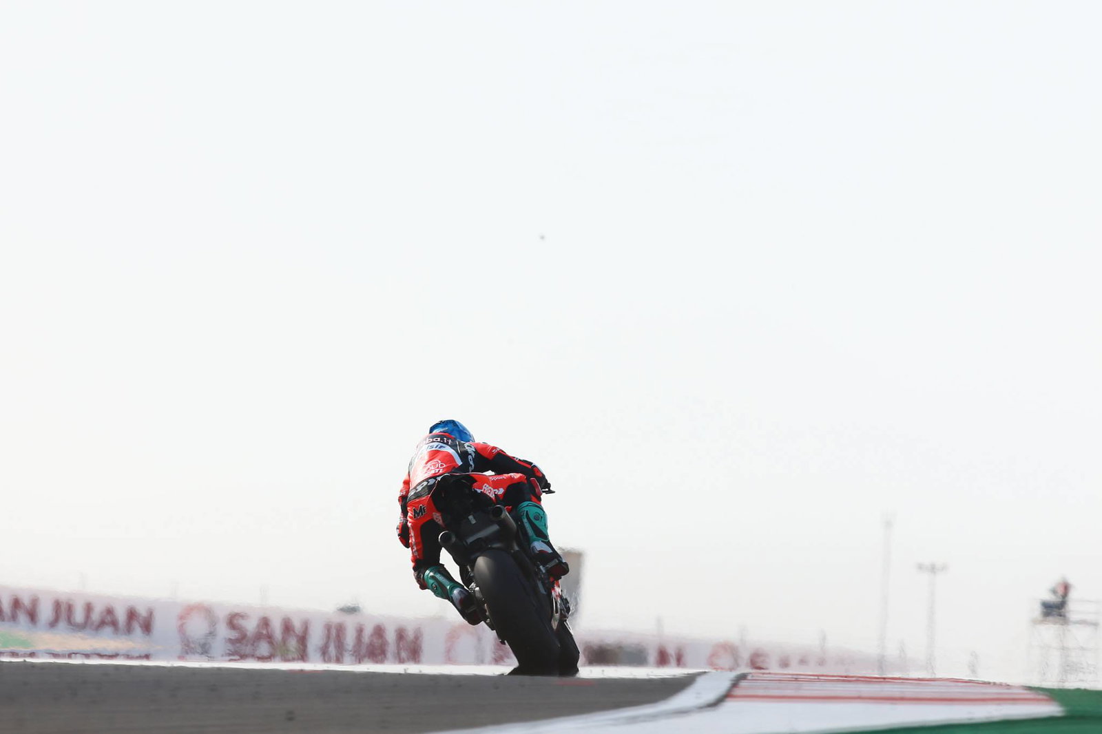 Rea mempertahankan posisi teratas, Davies ke Q1 setelah kecelakaan yang membara
