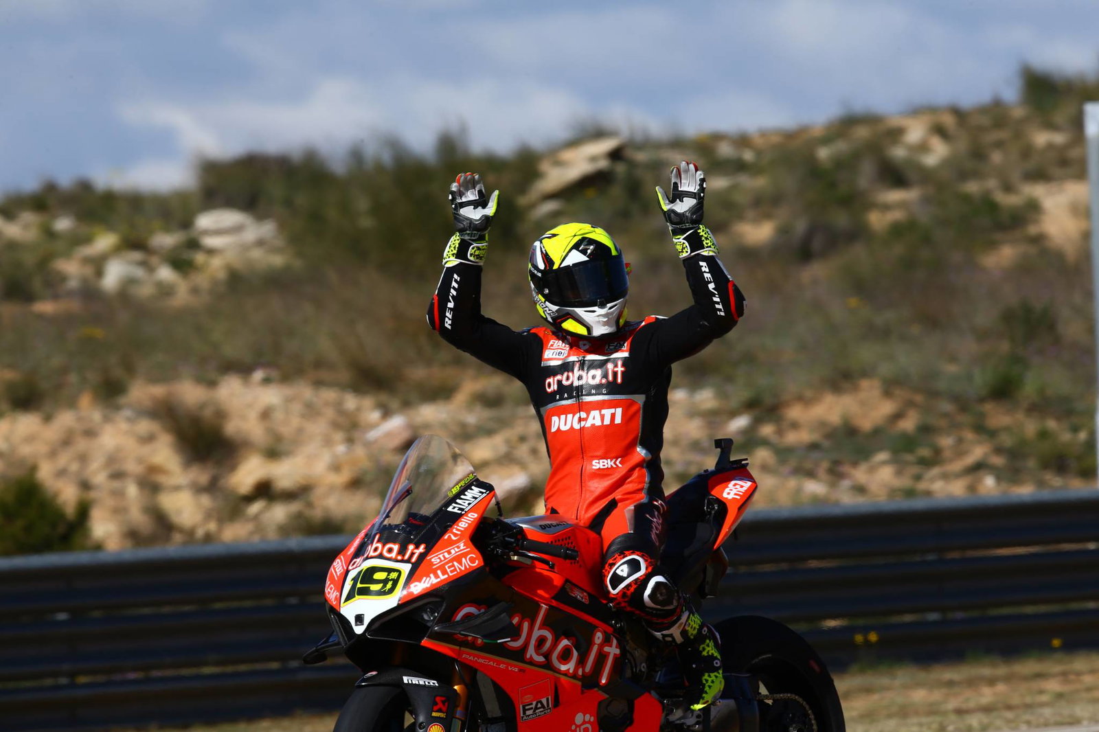 Bautista cocok dengan sembilan bersejarah Hodgson dalam sapuan Aragon