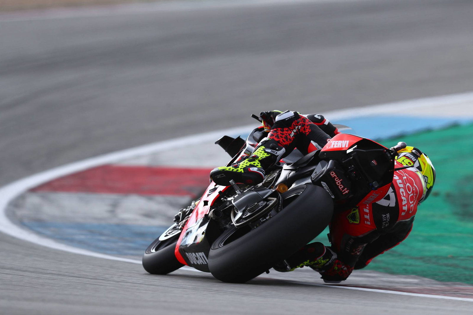 Bautista mendaratkan tiang dalam perombakan bendera merah