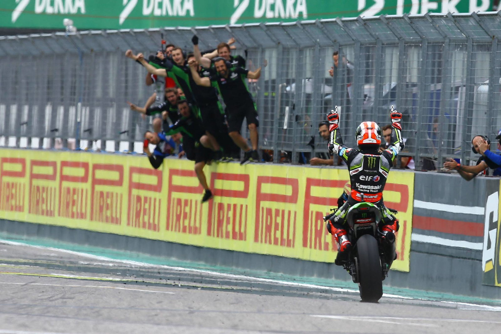 Rea melakukan pemanasan lembab saat Honda menunjukkan kecepatan