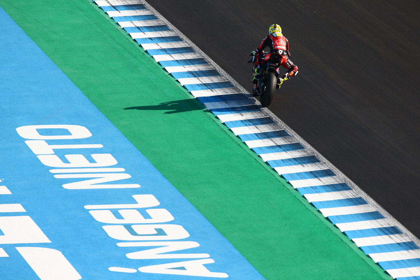 van der Mark fends off Rea for Jerez win as Bautista crashes