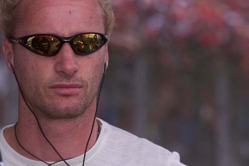 Ralf buys rights to nude pictures of fiancee.