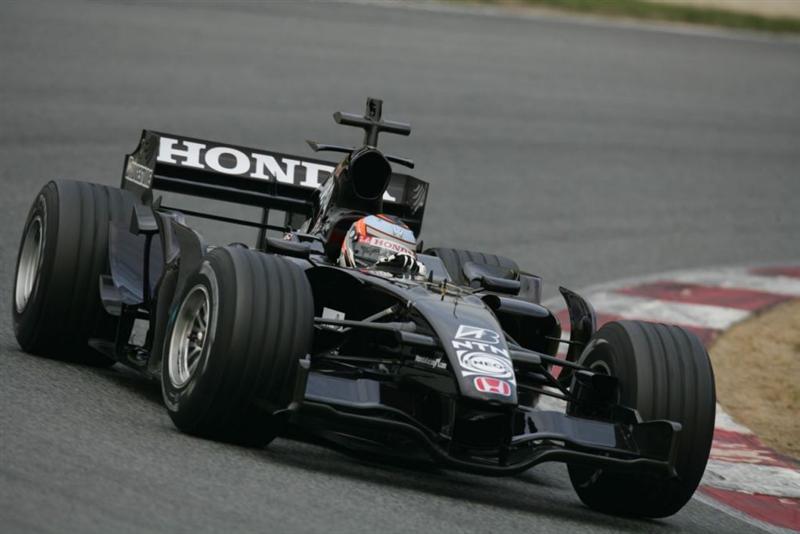 Hamilton puts McLaren in P1 on final day.