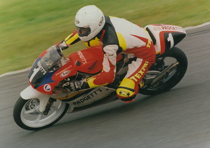 Rizla Suzuki scores race points.