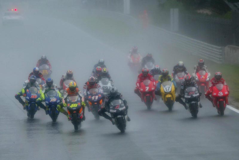 Sheene defies illness to win at Goodwood.
