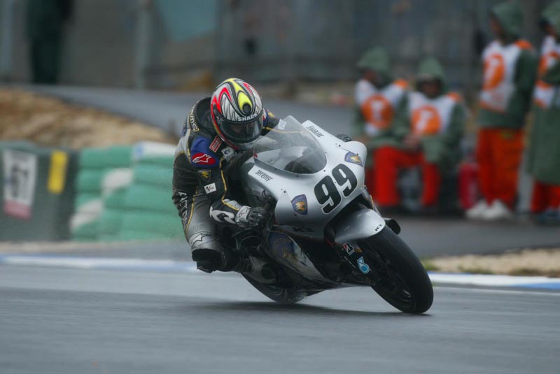 Sete suffers, Rossi sings in Estoril rain.