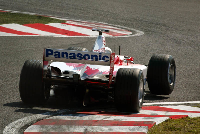 Yoong pops up to help singers to victory.