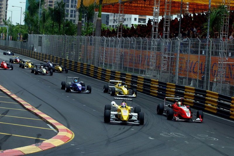 van der Merwe stays on top in title race.