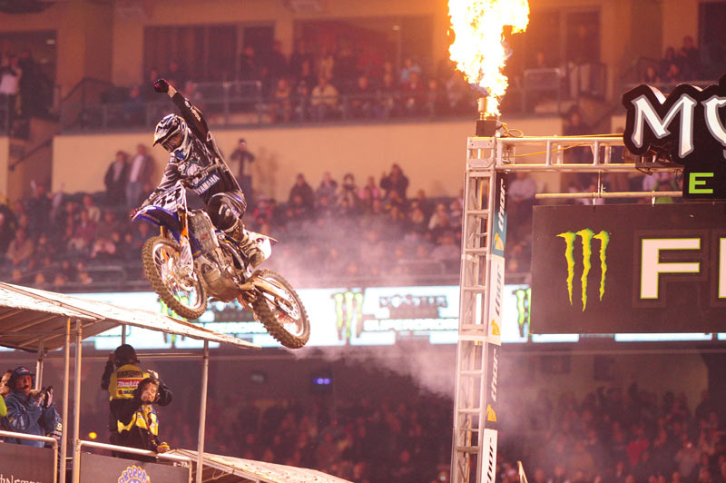 Stewart catches Reed in AMA title fight.