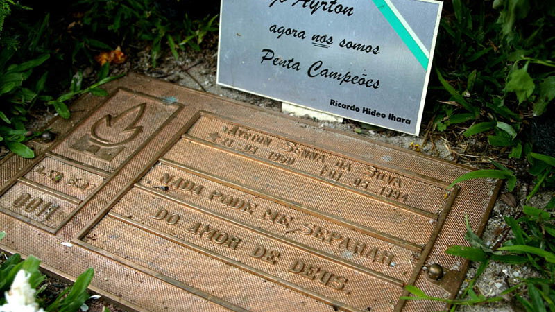 Hamilton visits grave of F1 superstar Senna