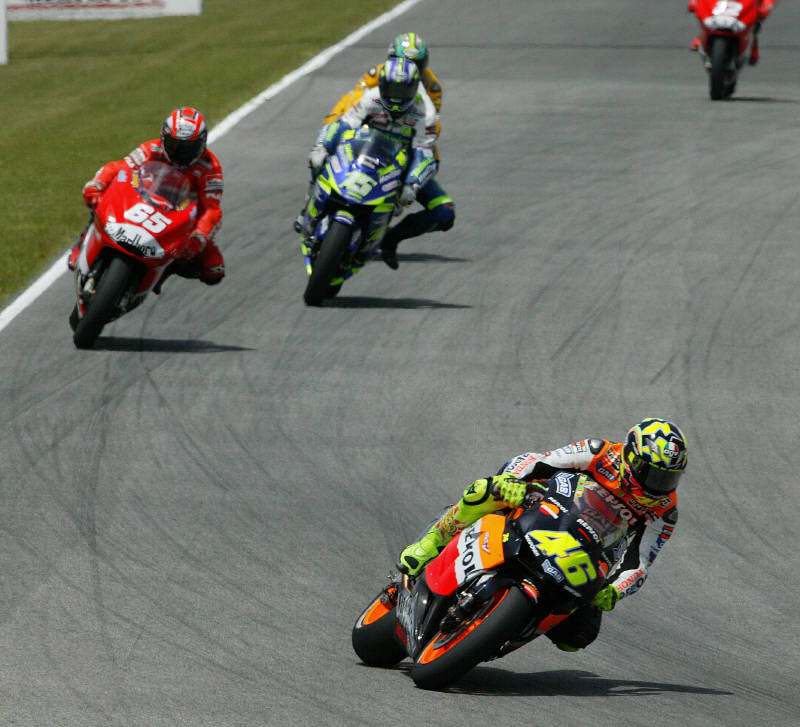 Rossi beats Sete with seven-year-old move.