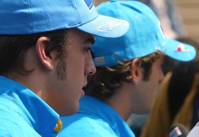 Renault to stick with Trulli and Alonso in 2004.