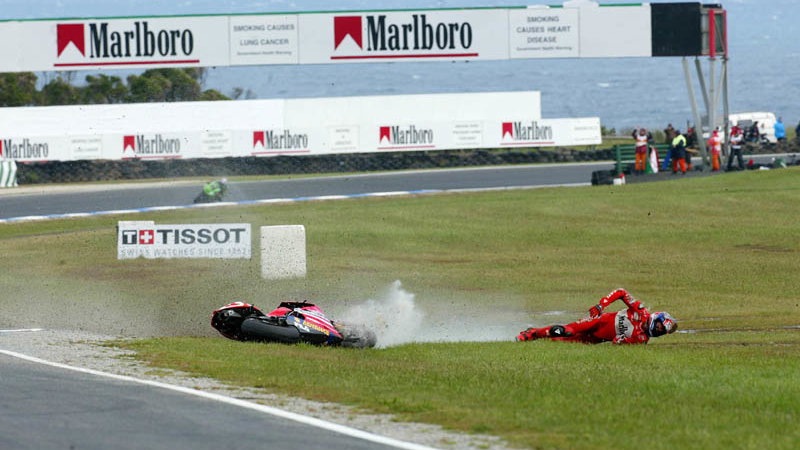 Pictures: Bayliss crashes out.